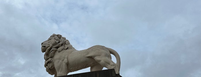 The South Bank Lion is one of LONDRES.