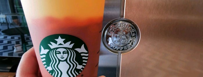 Starbucks is one of Locais curtidos por ­⠀Rahaf.