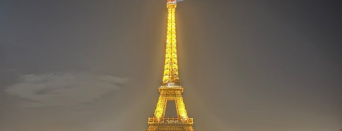 Эйфелева башня is one of Paris.