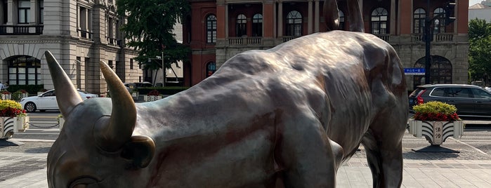 The Bund Bull is one of Lieux qui ont plu à Álvaro.