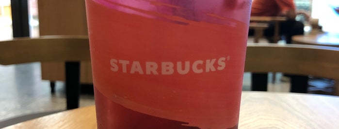 Starbucks is one of Tempat yang Disukai Vee.
