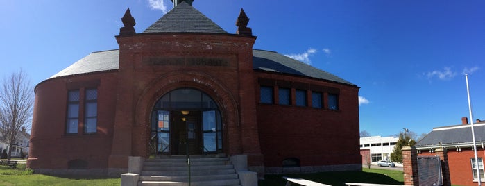 Peavey Memorial Library is one of Orte, die Perry Outdoors gefallen.
