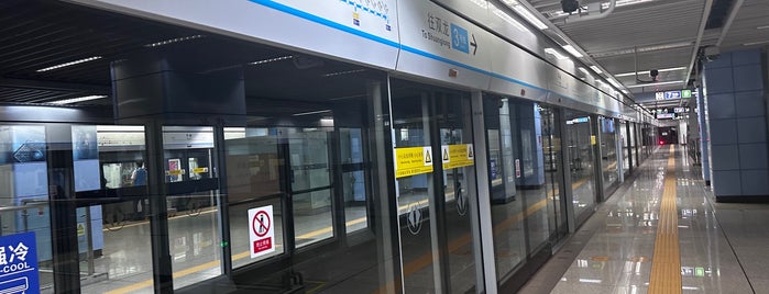 Huaxin Metro Station is one of 深圳地铁 - Shenzhen Metro.