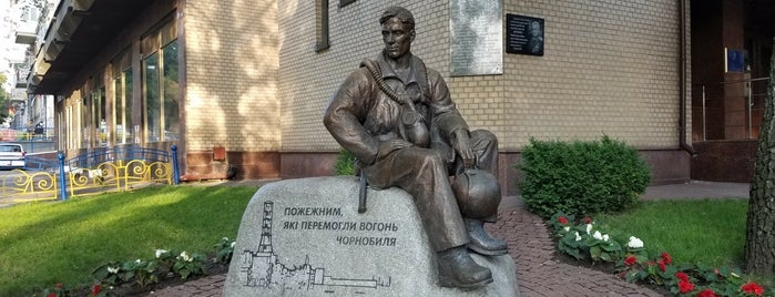 Пам'ятник «Пожежним, які перемогли вогонь Чорнобиля» is one of Памятники Киева / Statues of Kiev.