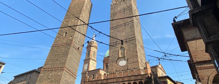 Torre Toschi is one of Torri di Bologna.