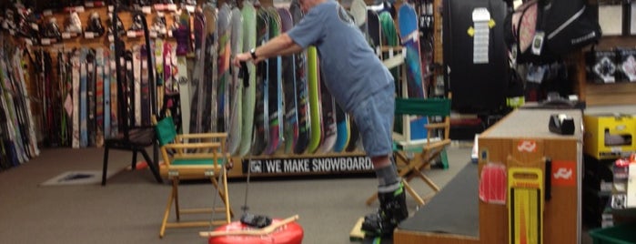 Village Ski & Snowboard is one of Orte, die Ann gefallen.