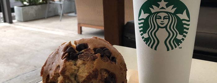 Starbucks is one of Estelaさんのお気に入りスポット.