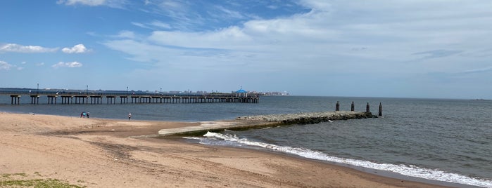 Ocean Breeze Pier is one of สถานที่ที่ Lizzie ถูกใจ.