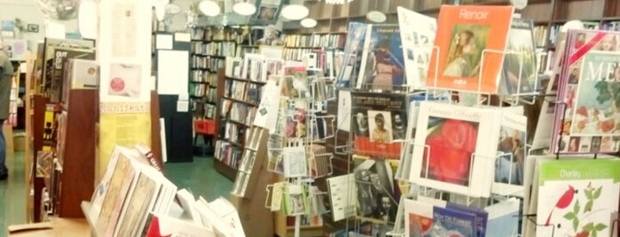 Talking Leaves Bookstore is one of Tempat yang Disukai Nicole.
