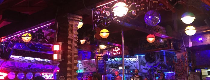 Help Beach Lounge is one of Özden's Saved Places.