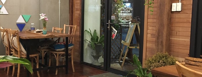 Jai Yen Yen Café is one of CNX.