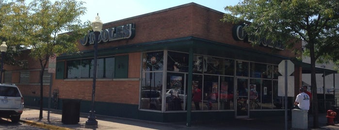 O'Tooles Irish American Grill & Bar is one of สถานที่ที่ Sari ถูกใจ.