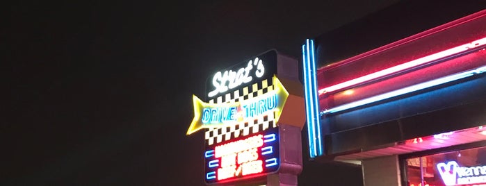 Strat's Restaurant is one of สถานที่ที่บันทึกไว้ของ Catie.