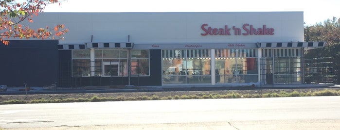 Steak 'n Shake is one of สถานที่ที่ Beth ถูกใจ.