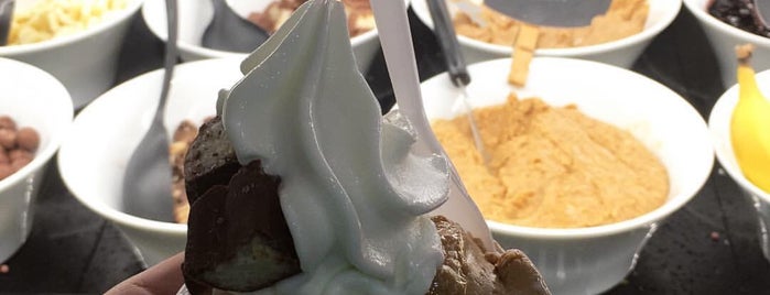 Yomumu Frozen Yogurt & More is one of Lugares favoritos de Baris.