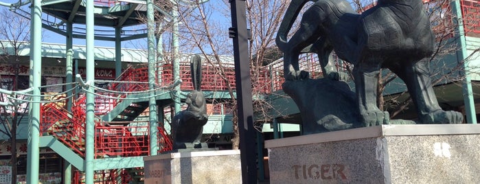 Chinatown Square Zodiacs is one of Pablo'nun Beğendiği Mekanlar.