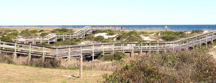 Peter's Point Beachfront Park is one of Orte, die Lizzie gefallen.