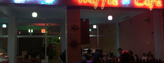 Smile Waffle is one of Posti che sono piaciuti a Ahmet Ozan.
