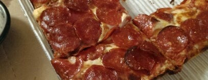 Little Caesars Pizza is one of Lugares favoritos de Yessika.