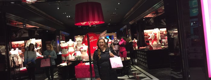 Victoria's Secret is one of No Signage.