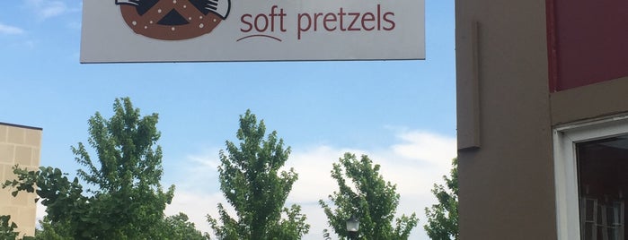 Ben's Soft Pretzels is one of Tempat yang Disukai Jonny.