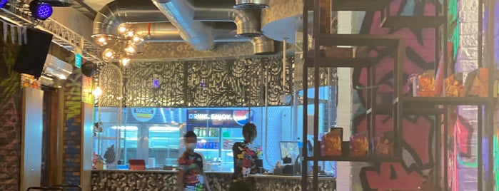 Graffiti Burger is one of Tempat yang Disukai Alya.