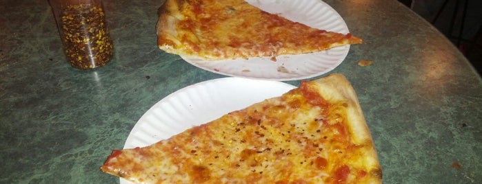 Joe's Pizza is one of Lugares favoritos de Patrick.