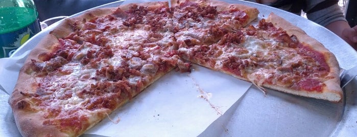 Alba's Pizza & Restaurant is one of Lugares favoritos de Patrick.