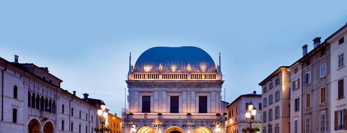 Piazza della Loggia is one of Posti che sono piaciuti a Tony.