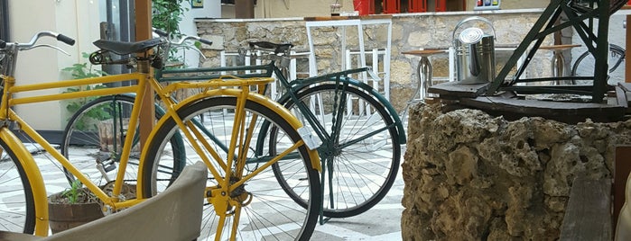 Κήπος Café is one of Spiridoulaさんの保存済みスポット.