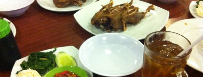 Bebek Goreng H. Slamet is one of Tempat yang Disukai mika.