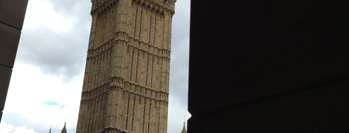 Elizabeth Tower (Big Ben) is one of Tempat yang Disukai Bea.