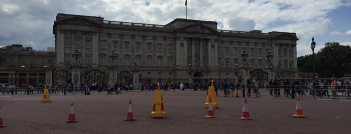 Buckingham Palace is one of Orte, die Bea gefallen.