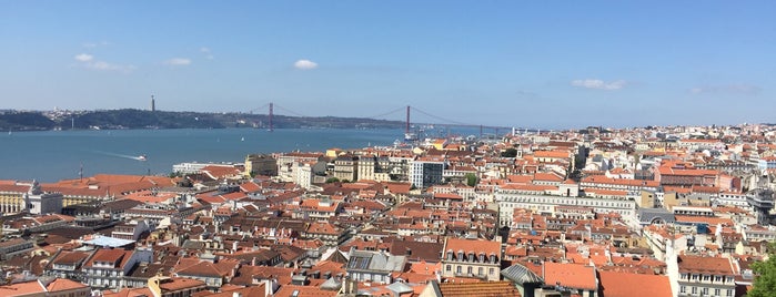 Castelo de São Jorge is one of Tempat yang Disukai Bea.