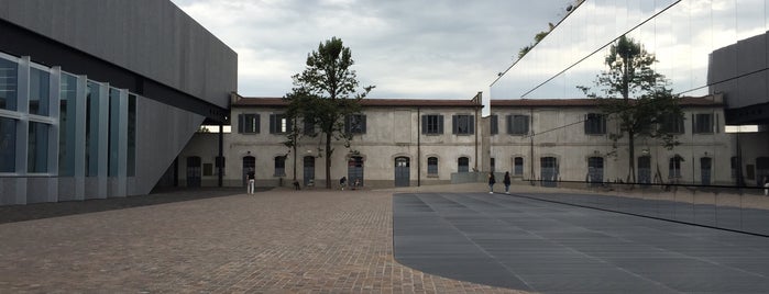 Fondazione Prada is one of สถานที่ที่ Bea ถูกใจ.