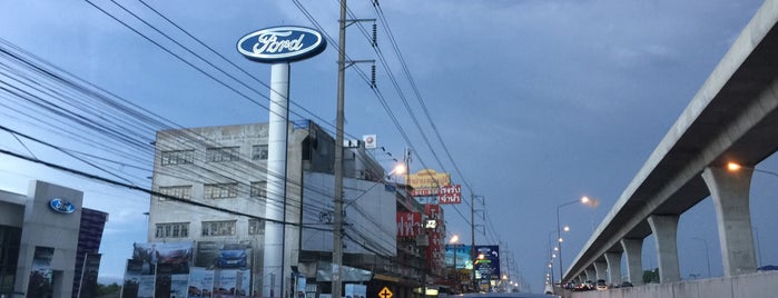 Ford (Thailand) Sales & Services is one of สถานนีรถ+ปั๊มน้ำมัน.
