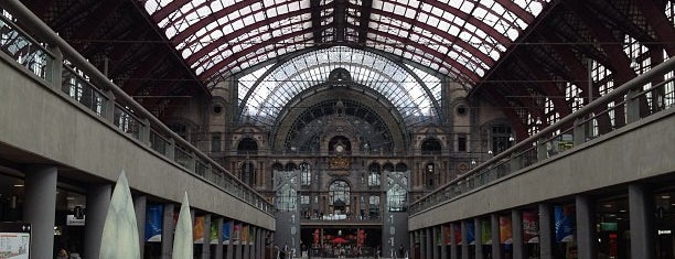 Estação Central de Antuérpia is one of Bijna alle treinstations in Vlaanderen.