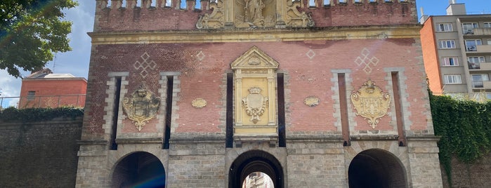 Porte de Roubaix is one of Li.