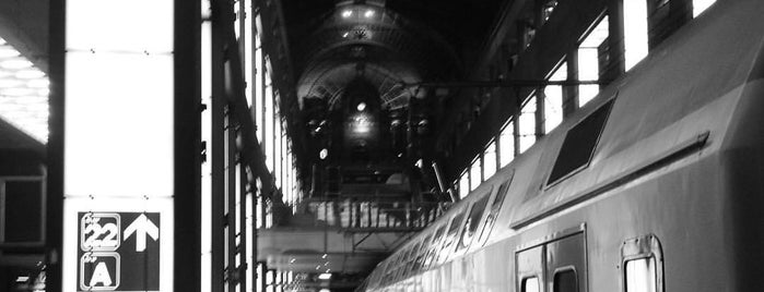 Train IC-02 Anvers - Saint-Nicolas - Gand - Bruges - Ostende is one of Antwerpen.