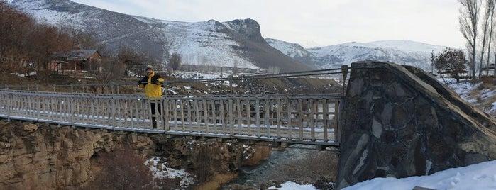 Muradiye Şelalesi is one of www.tatiliyet.com'un Beğendiği Mekanlar.