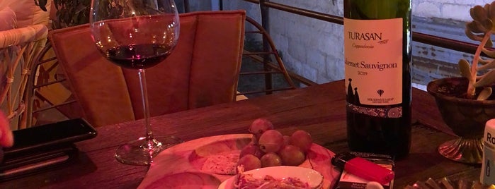 Apogee Wine&More is one of Emre'nin Beğendiği Mekanlar.