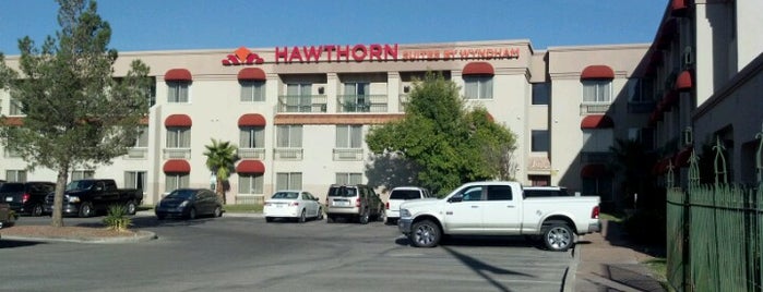 Hawthorn Suites by Wyndham is one of สถานที่ที่ Oscar ถูกใจ.