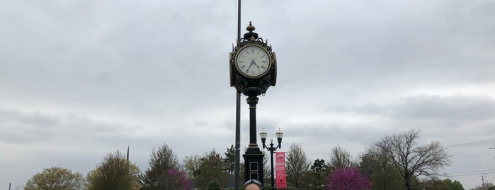 Red Bud Classic, Nichols Hills Plaza is one of Posti che sono piaciuti a Lisa.