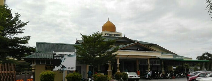 Masjid Al-Islah is one of Locais curtidos por Dinos.