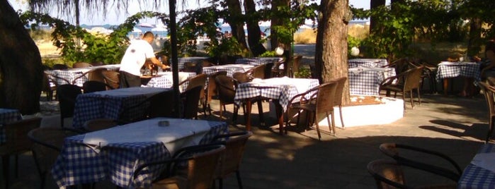 Pefka Taverna is one of สถานที่ที่ Özge ถูกใจ.