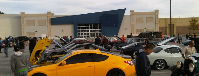 Cars and Coffee  Hunt Valley Towne Centre is one of Posti che sono piaciuti a Eric.