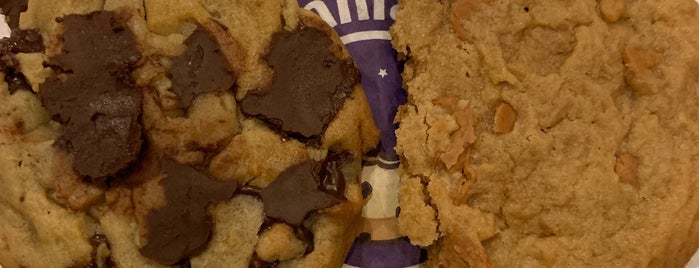 Insomnia Cookies is one of สถานที่ที่ Dave ถูกใจ.