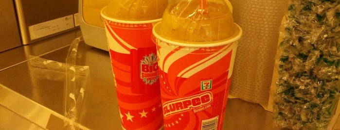 7-Eleven is one of Lugares favoritos de Cass.