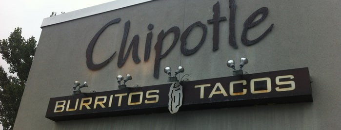 Chipotle Mexican Grill is one of สถานที่ที่ Brad ถูกใจ.