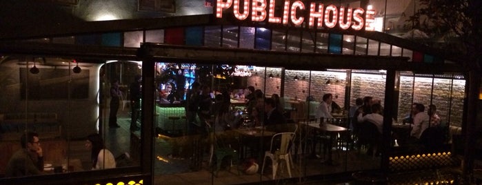 Public House is one of Özgeさんのお気に入りスポット.